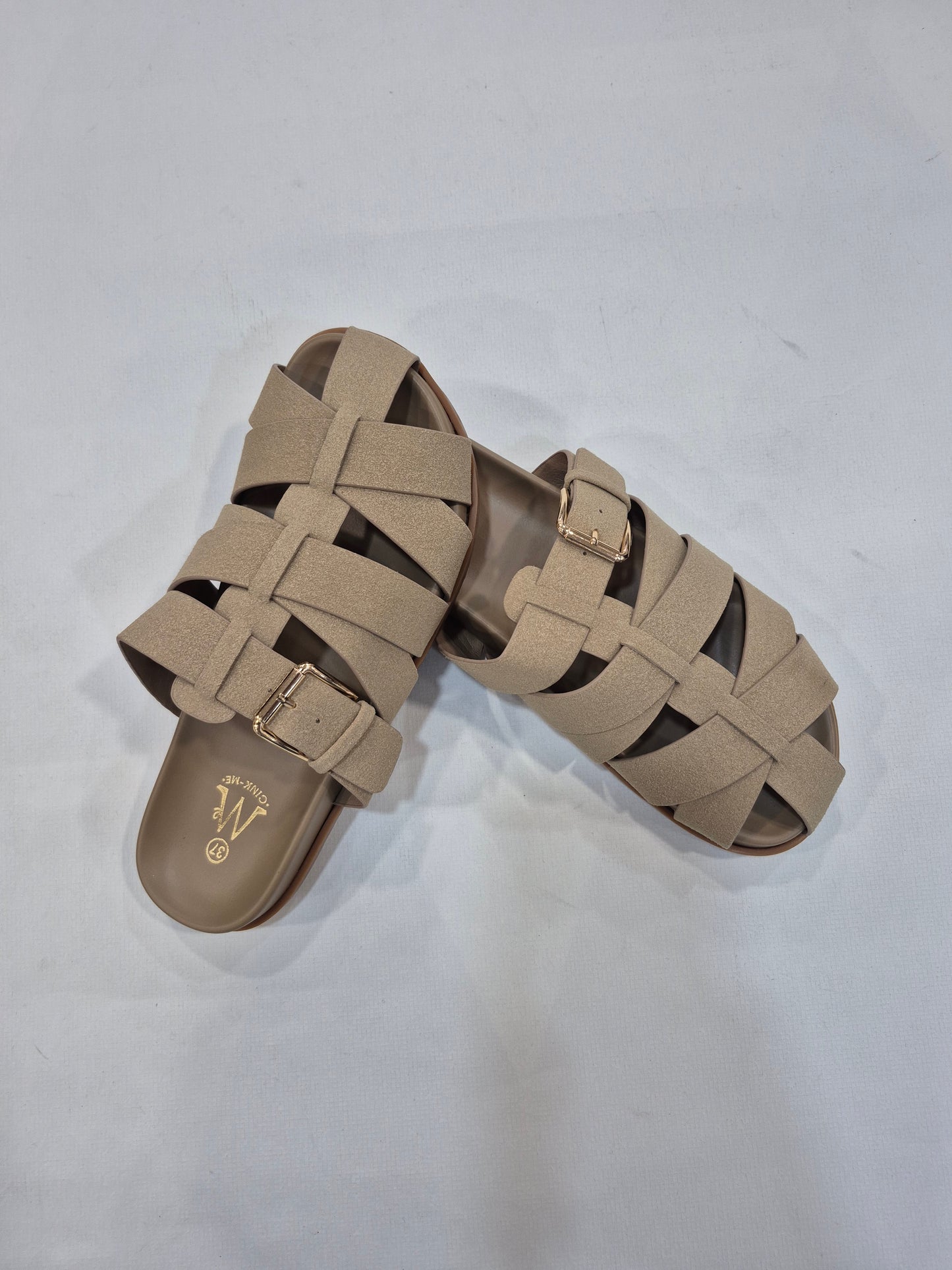 Sandales plates femme  taupe à brides croisées avec boucle dorée (Tailles 36–41)