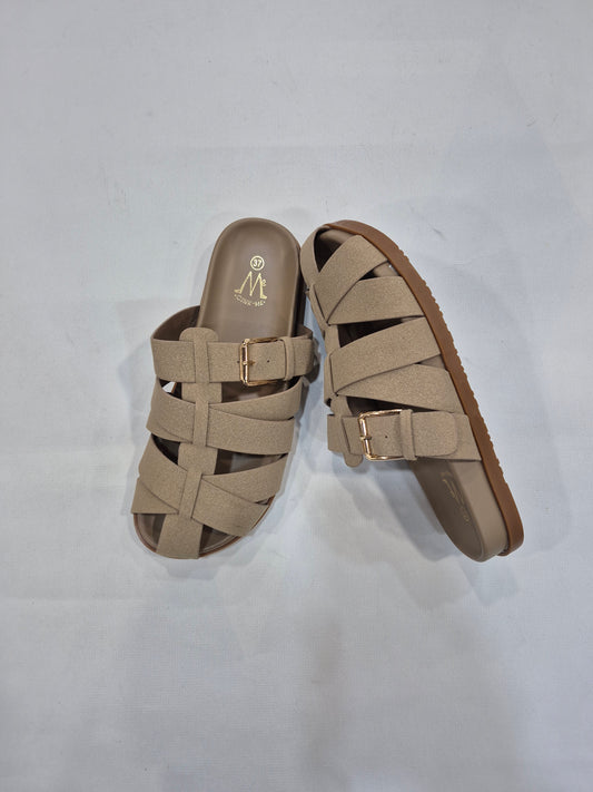 Sandales plates femme  taupe à brides croisées avec boucle dorée (Tailles 36–41)