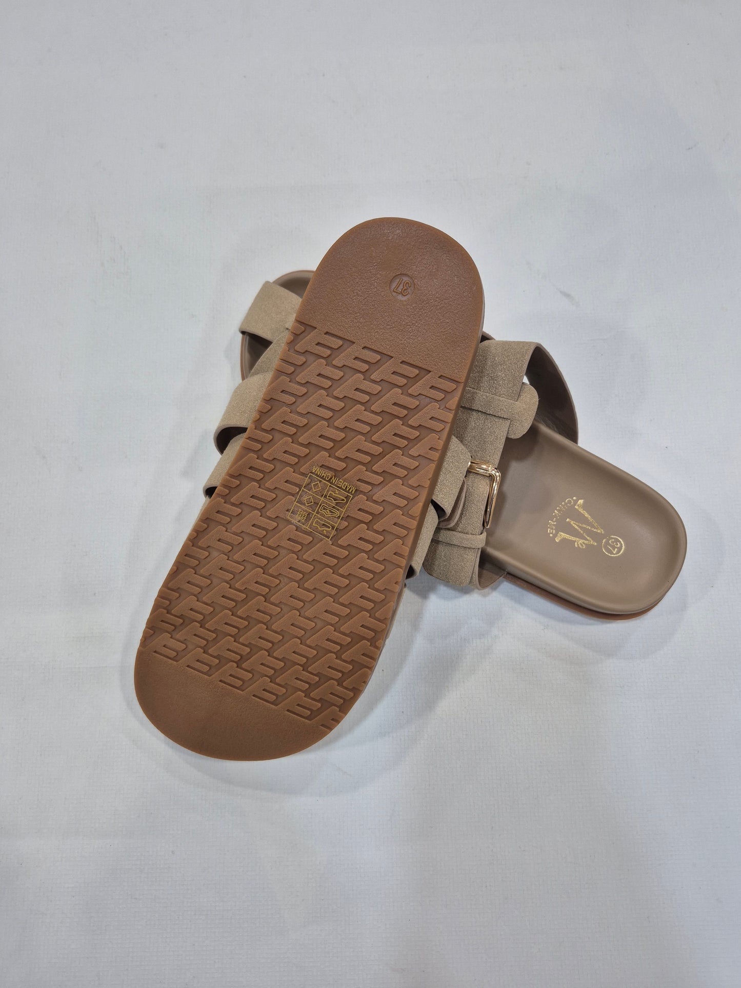 Sandales plates femme  taupe à brides croisées avec boucle dorée (Tailles 36–41)