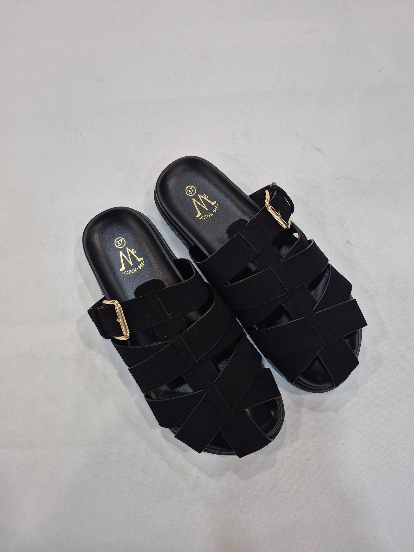 Sandales plates femme noires à brides croisées avec boucle dorée (Tailles 36–41)