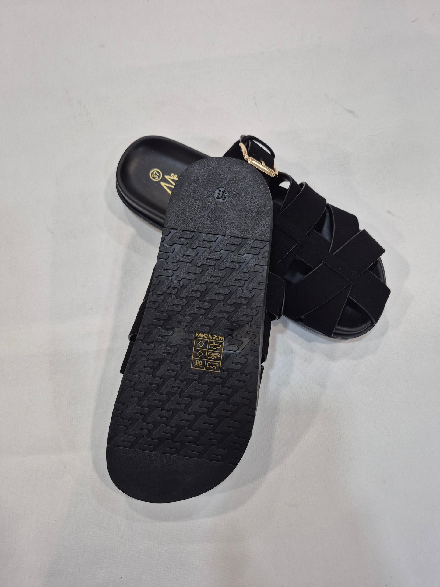Sandales plates femme noires à brides croisées avec boucle dorée (Tailles 36–41)