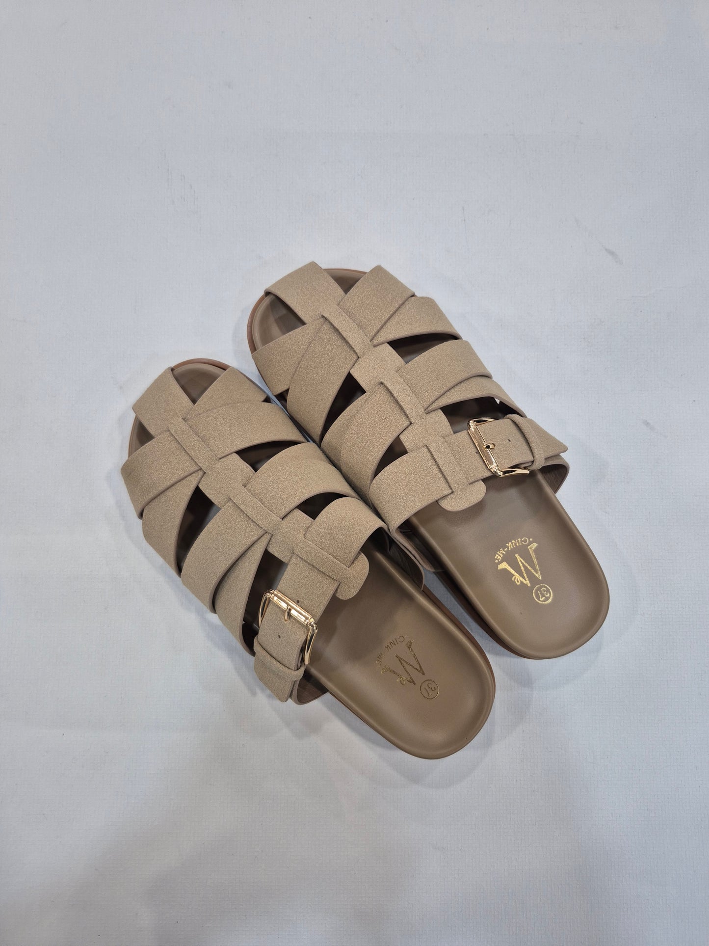Sandales plates femme  taupe à brides croisées avec boucle dorée (Tailles 36–41)