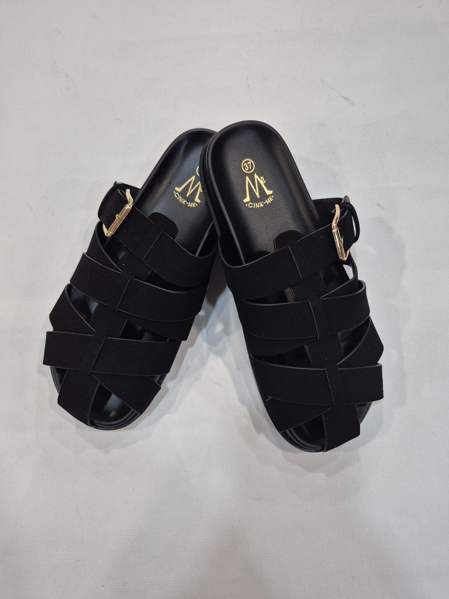 Sandales plates femme noires à brides croisées avec boucle dorée (Tailles 36–41)